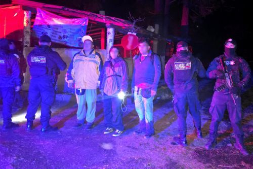 Rescatan policías de Alta Montaña a 3 personas extraviadas en el Iztaccíhuatl